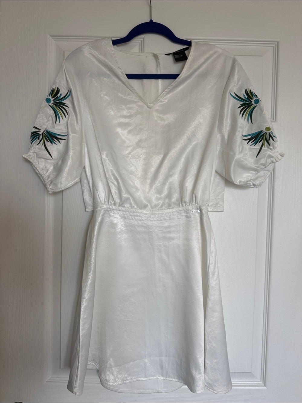 Armani Exchange White VNeck MiniDress w/Green Teal Embroidered Sleeves/open back